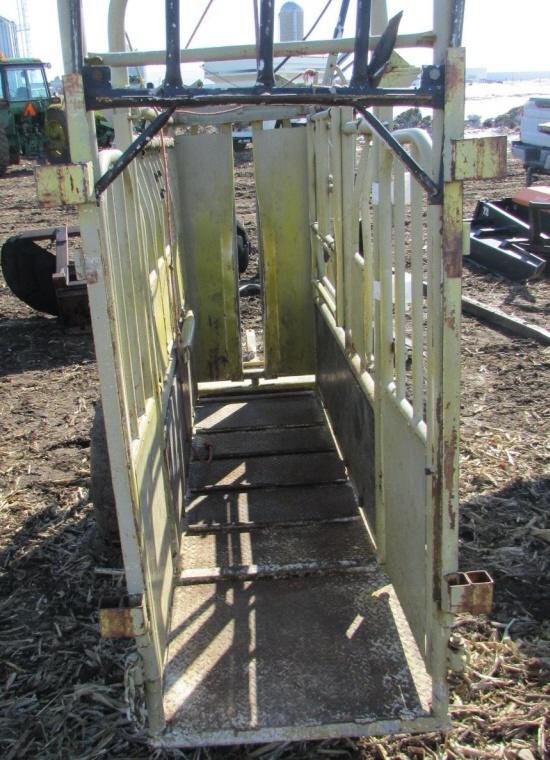 Foremost Portable Cattle shoot w/palpation cage