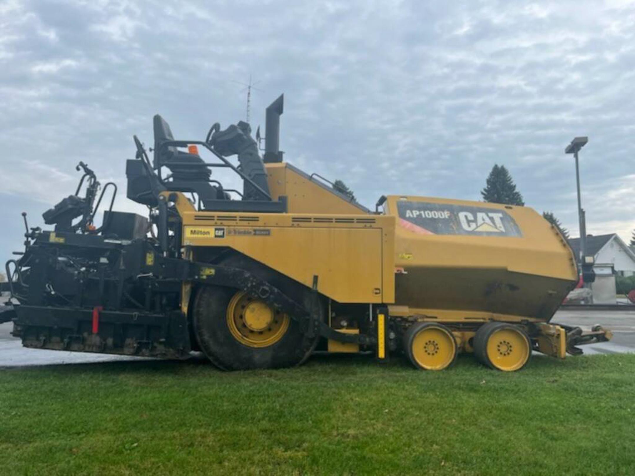 High-Performance Paving Excellence! Caterpillar AP1000F - 2015 Model