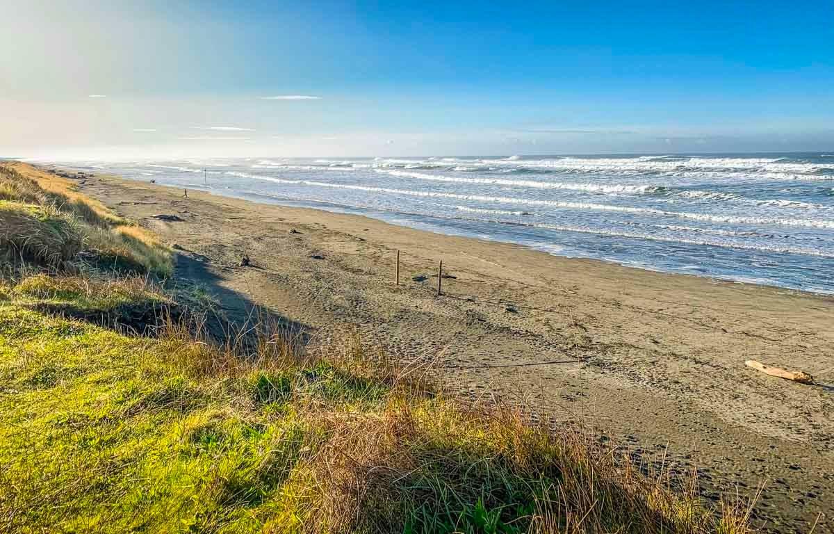 Coastal Retreat: Views of the Pacific Ocean in Gray's Harbor, Washington!