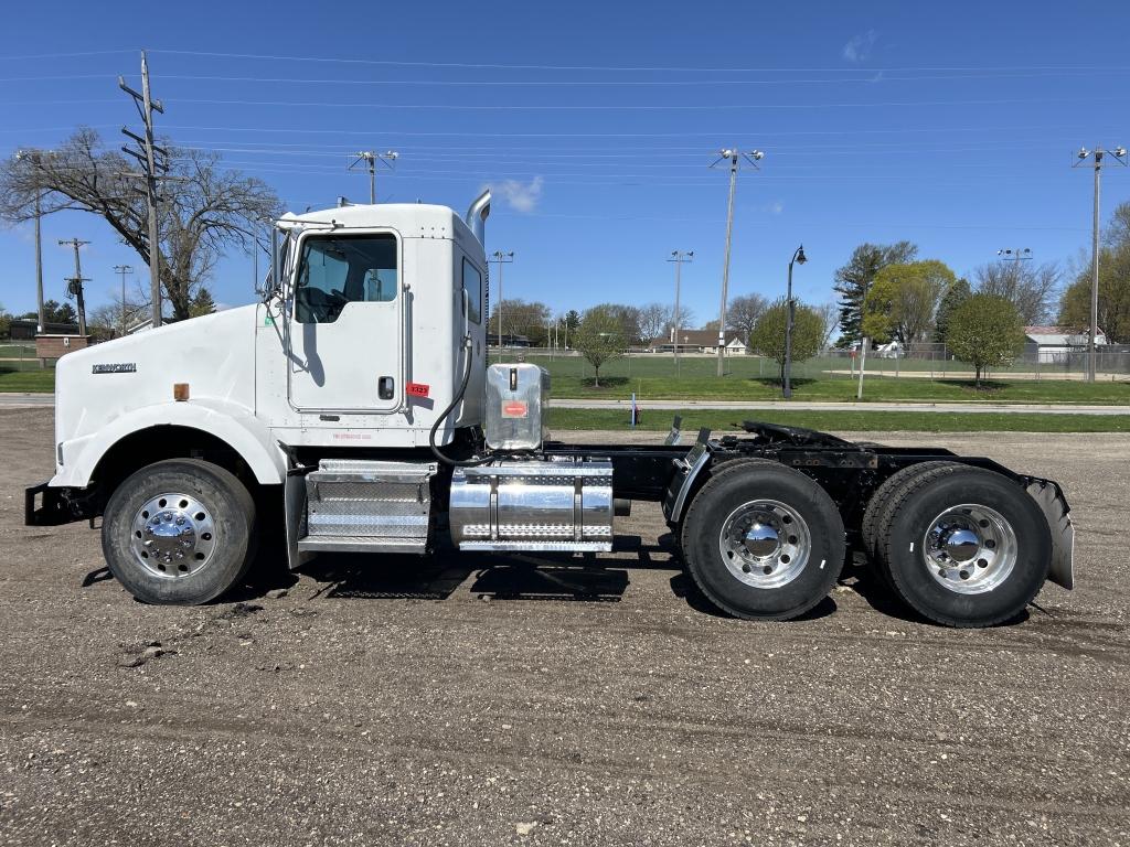 2009 Kenworth T-800 Day Cab Truck Tractor