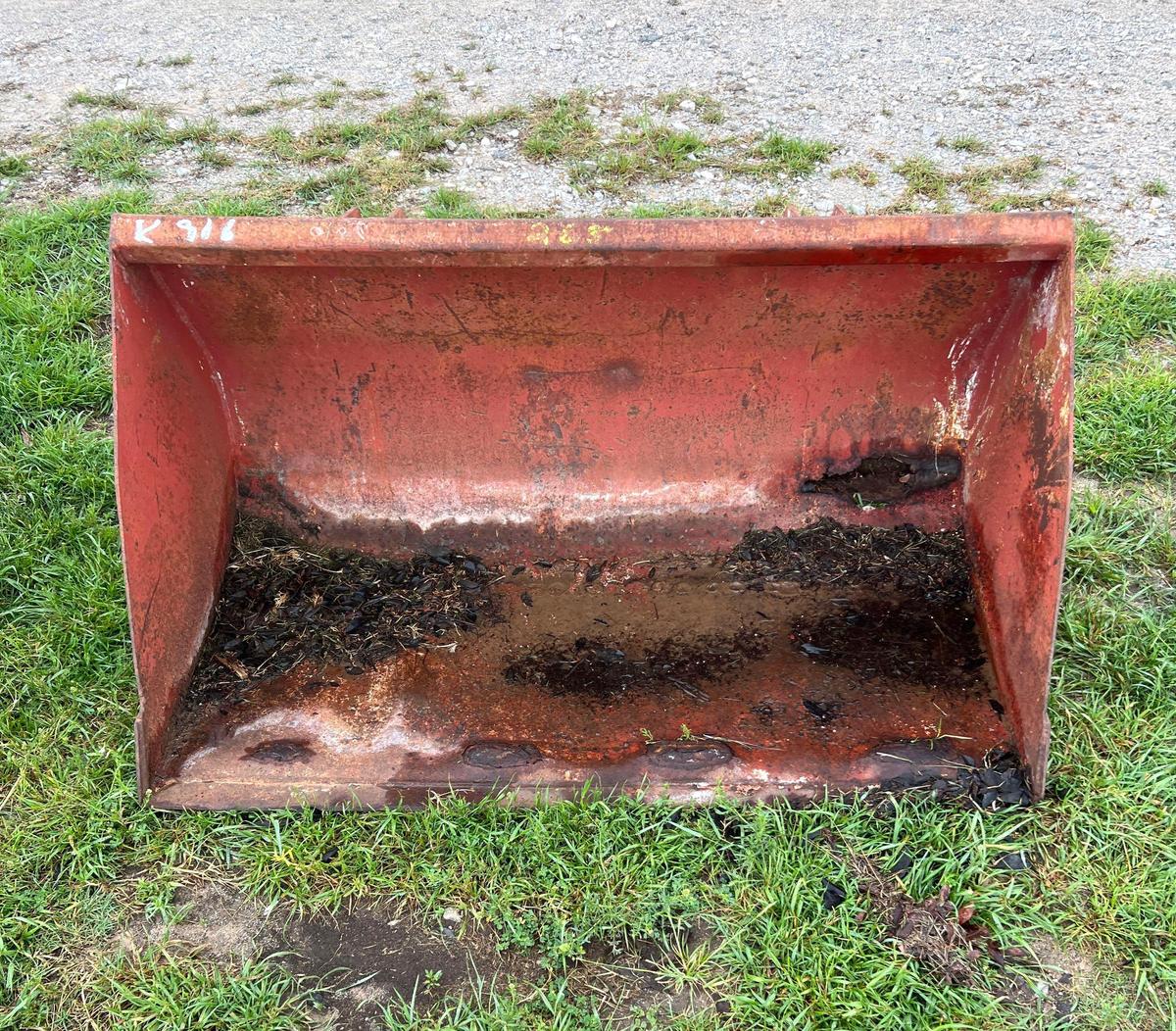Tractor Bucket - Unsure what it fits