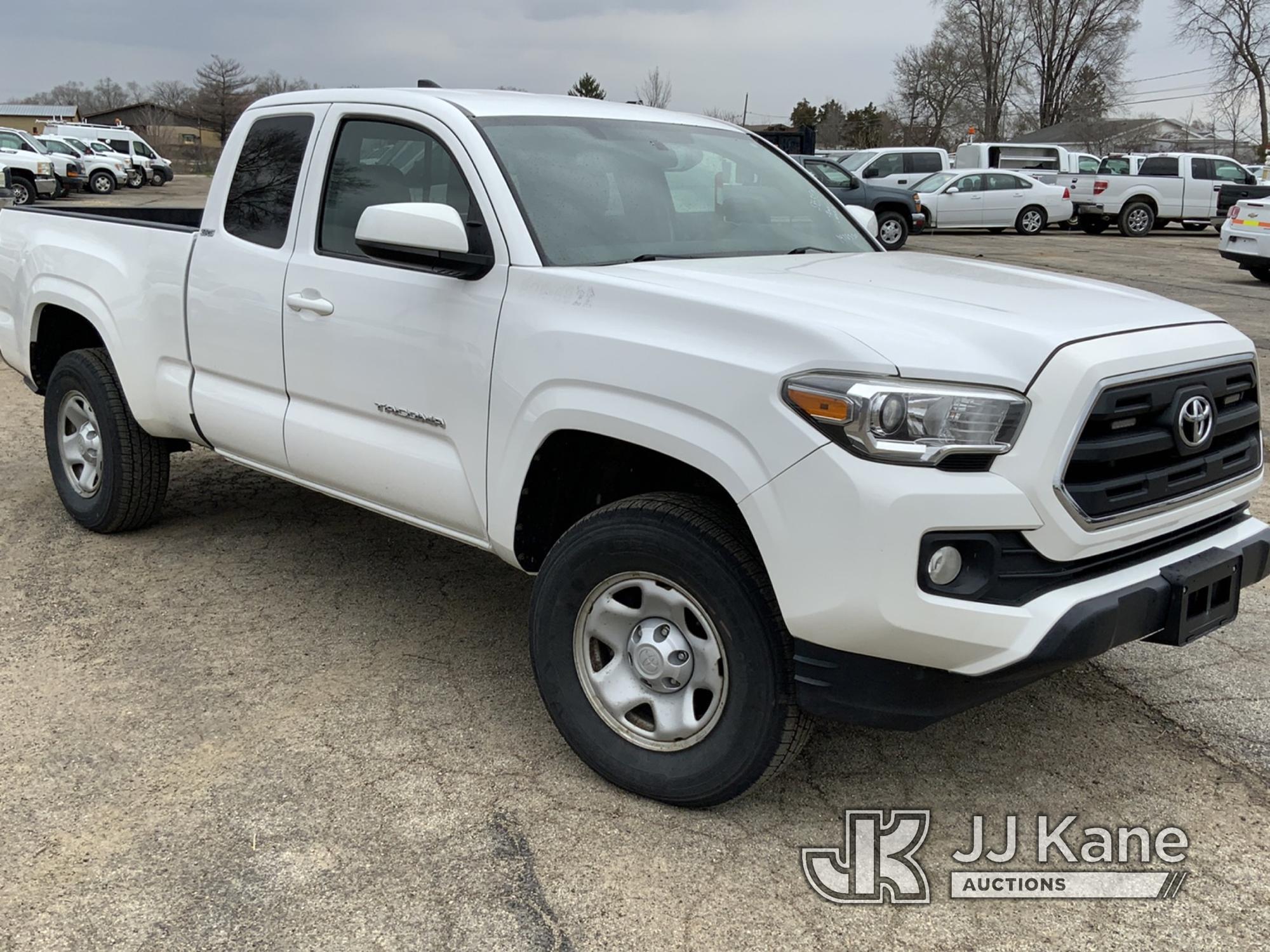 (South Beloit, IL) 2016 Toyota Tacoma 4x4 Extended-Cab Pickup Truck Runs & Moves) (Jump to Start
