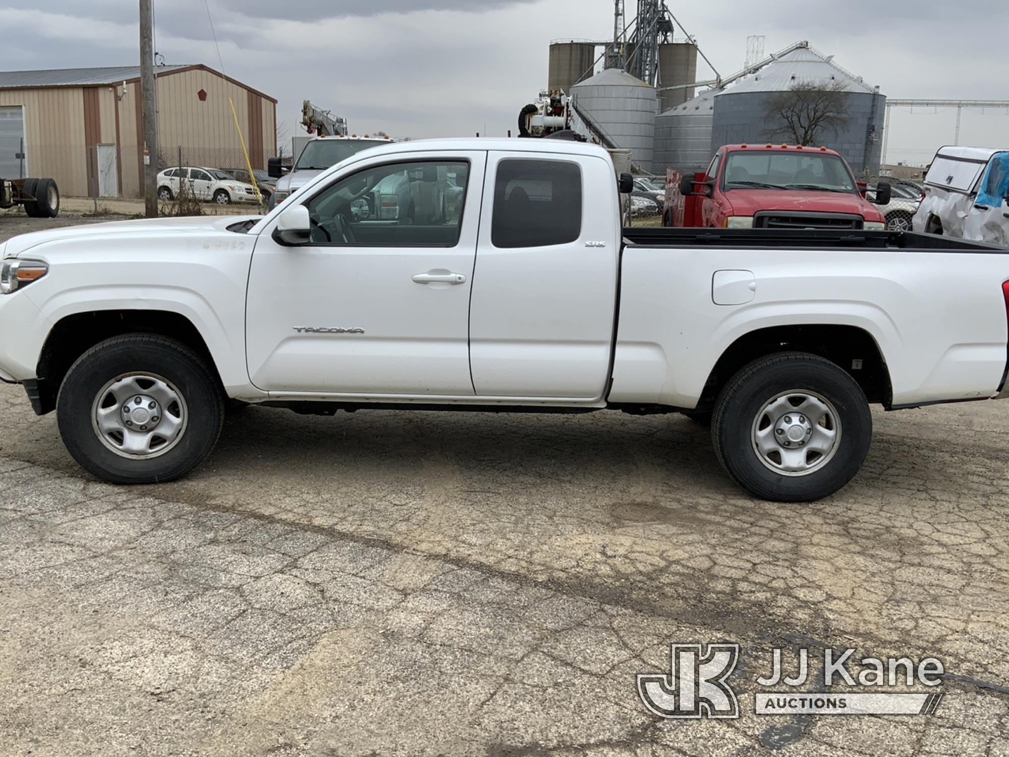 (South Beloit, IL) 2016 Toyota Tacoma 4x4 Extended-Cab Pickup Truck Runs & Moves) (Jump to Start
