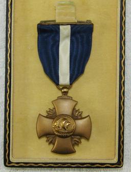 Original WW2 Period USMC/USN  "Navy" Cross With Original Short Case