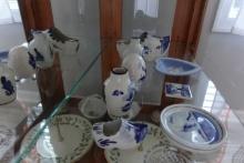 LOT OF SMALL DELFT COLLECTIBLES AND WEDGEWOOD