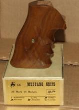 Mustang Grips Colt Mark III