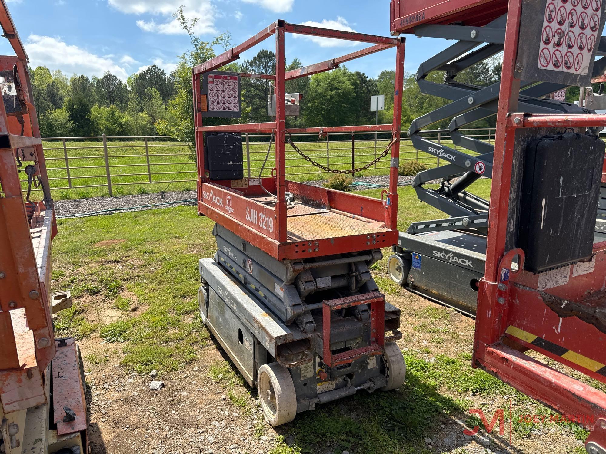 2015 SKYJACK SJIII 3219 SCISSOR LIFT