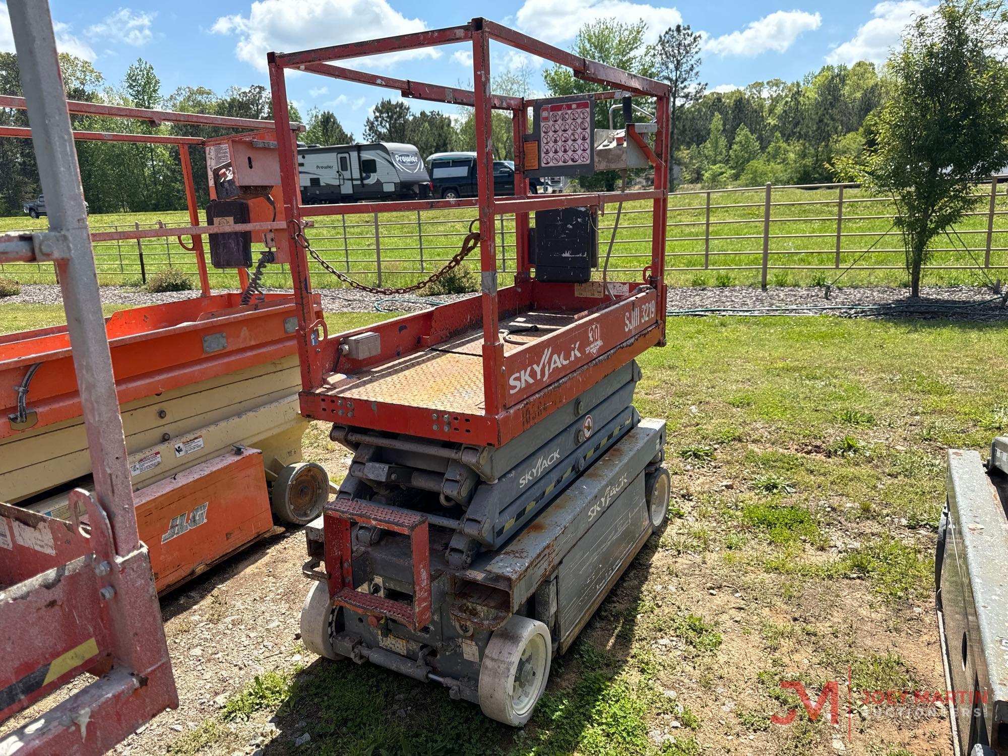 2015 SKYJACK SJIII 3219 SCISSOR LIFT