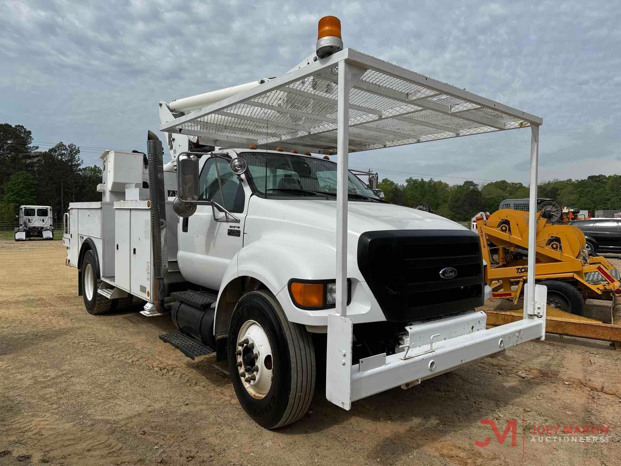 2004 FORD F-750 XL SUPDER DUTY BUCKET TRUCK