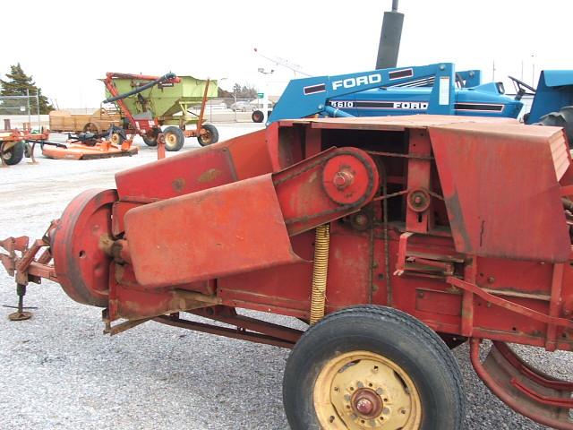 NEW HOLLAND 271 WIRE TIE SQUARE BALER