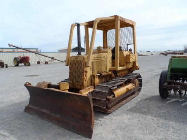 CATERPILLAR D3 DOZER  RUNS & DRIVES