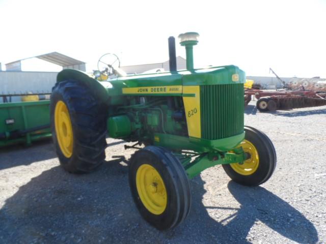 JD 820 2 CYL TRACTOR