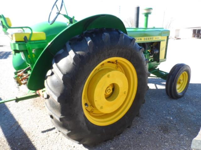 JD 820 2 CYL TRACTOR