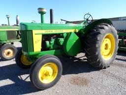 JD 820 2 CYL TRACTOR