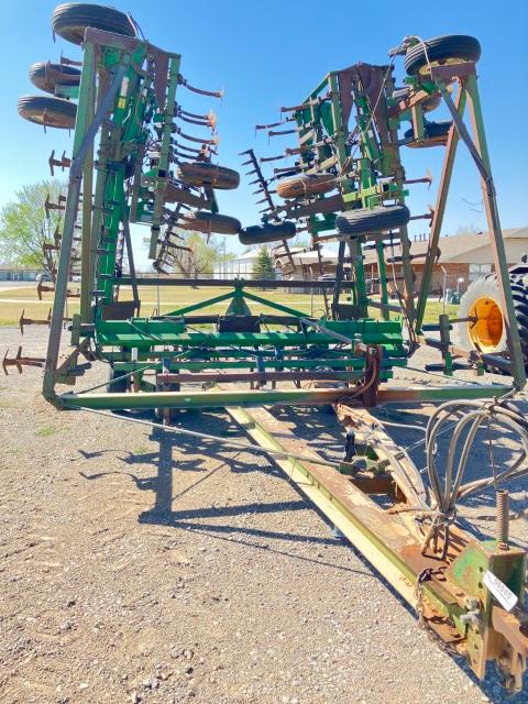 JD 1060 47' CULTIVATOR