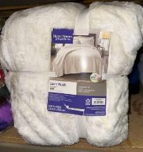 New Full/Queen Better Homes & Garden Luxe Plush Blanket