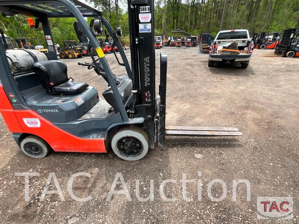 Toyota 8FGCU25 5000lb Forklift