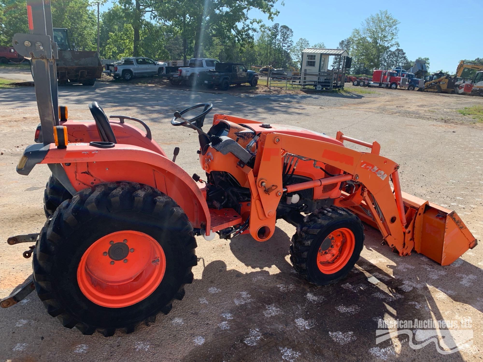 KUBOTA L3800D FARM TRACTOR W/ FRONTEND LOADER