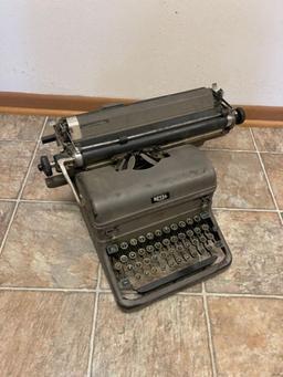 ANTIQUE ROYAL TYPEWRITER