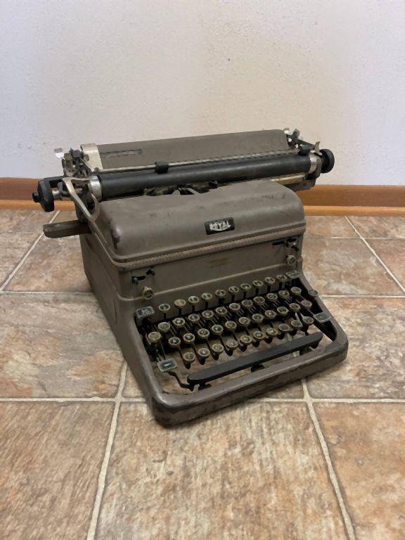 ANTIQUE ROYAL TYPEWRITER