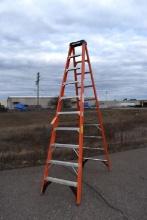 WERNER 10' FIBERGLASS STEP LADDER, 300# CAPACITY,