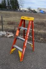 WERNER 4' FIBERGLASS STEP LADDER, 300# CAPACITY,