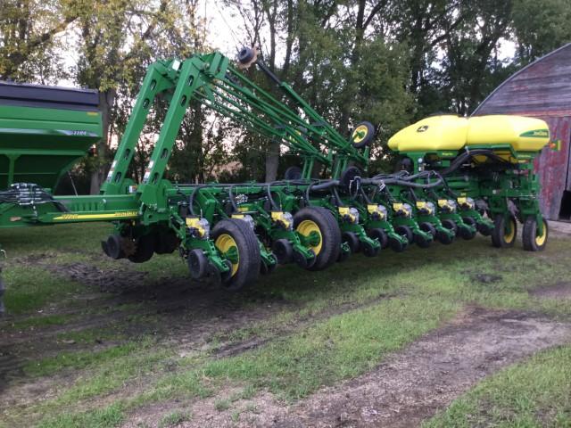 2012 John Deere 24R Planter