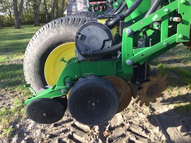 2012 John Deere 24R Planter