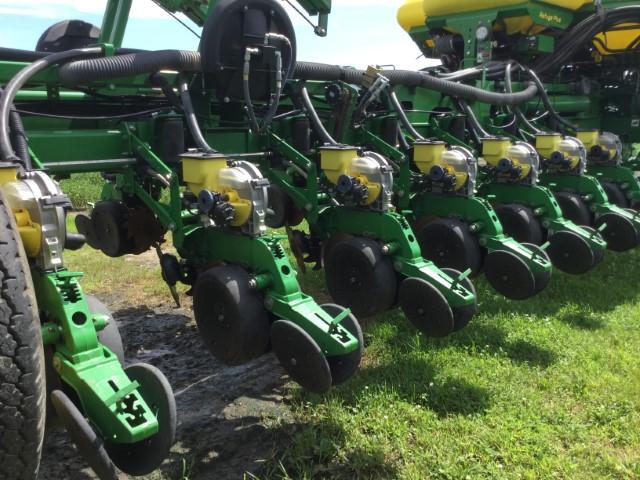 2012 John Deere 24R Planter