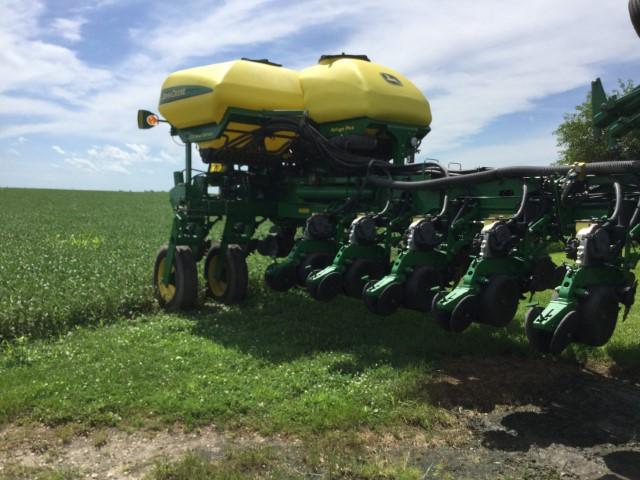 2012 John Deere 24R Planter