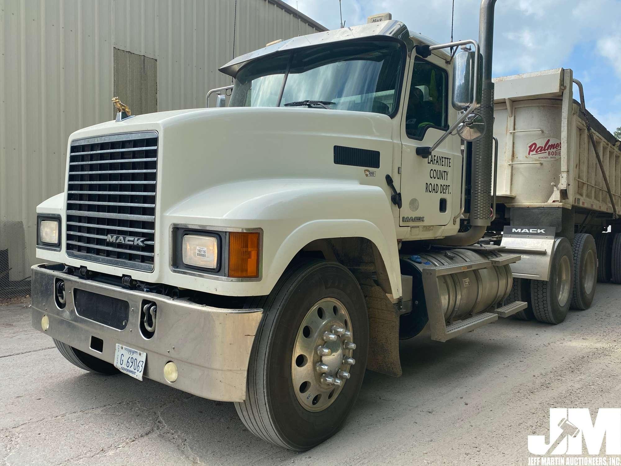 2015 MACK CHU613 VIN: 1M1AN07Y8FM020564 TANDEM AXLE DAY CAB TRUCK TRACTOR