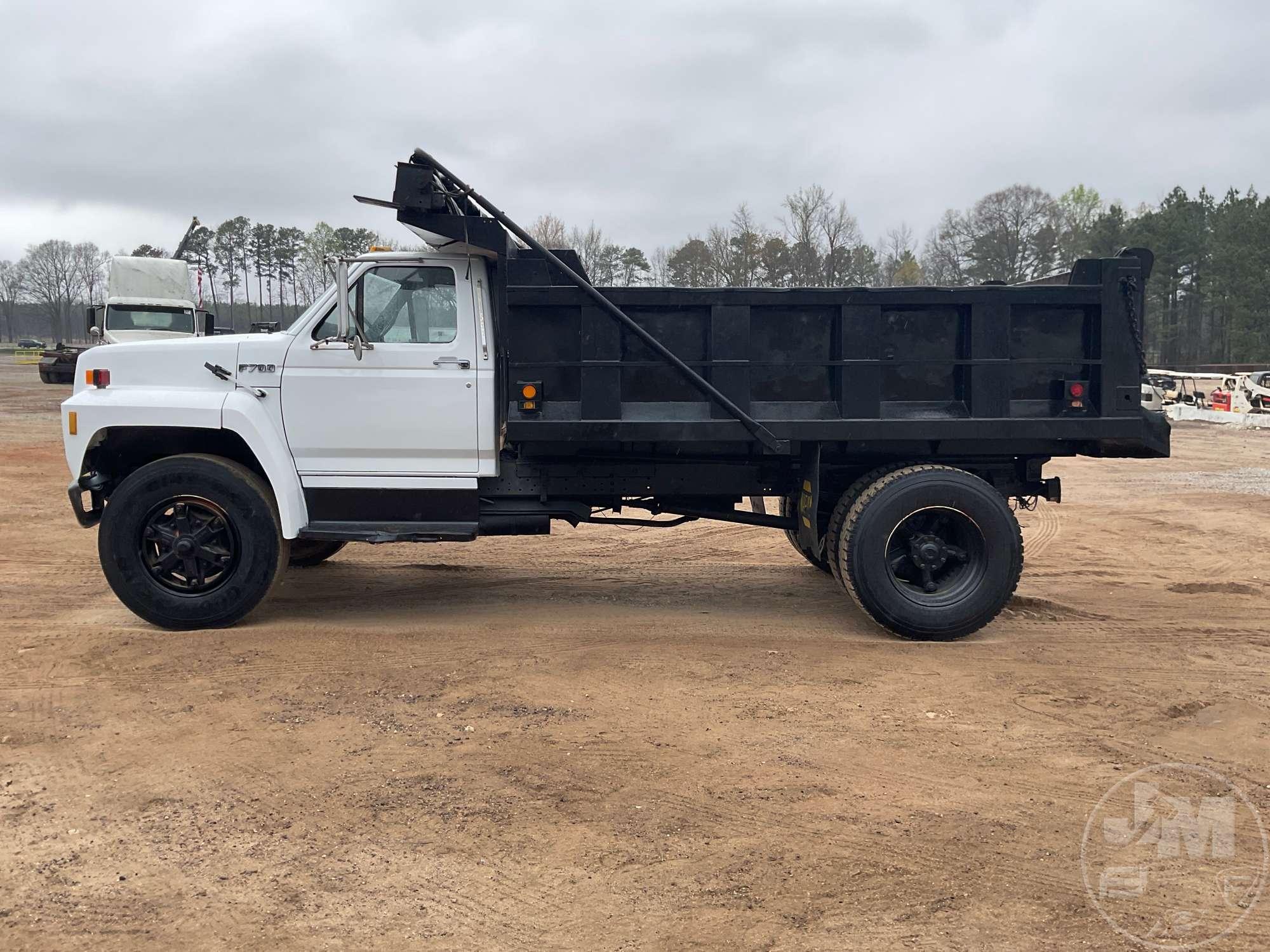 1988 FORD F-700 SINGLE AXLE DUMP TRUCK VIN: 1FDWF70H8JVA31097