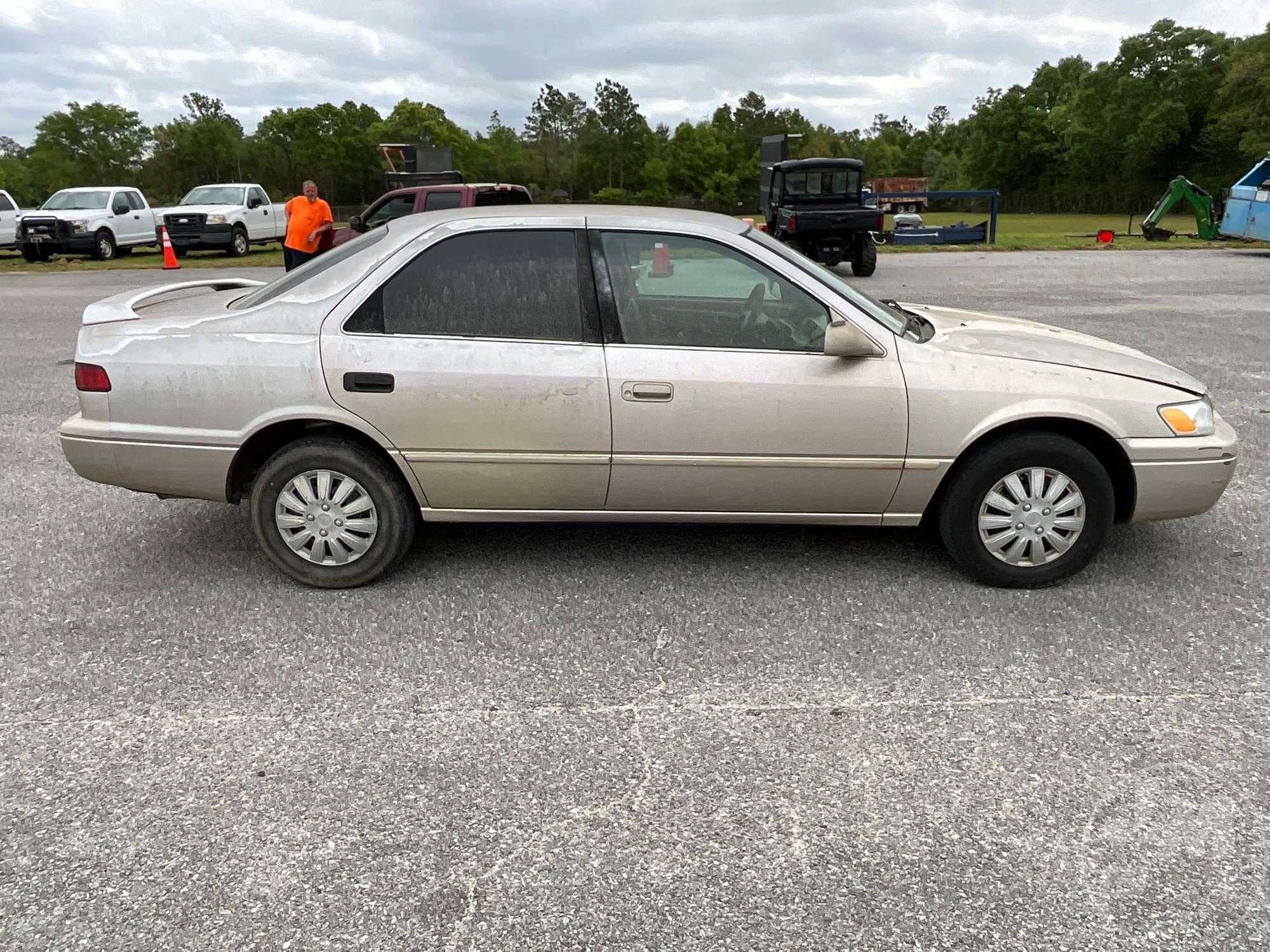 1998 TOYOTA CAMRY VIN: 4T1BG22K9WU853945 2WD