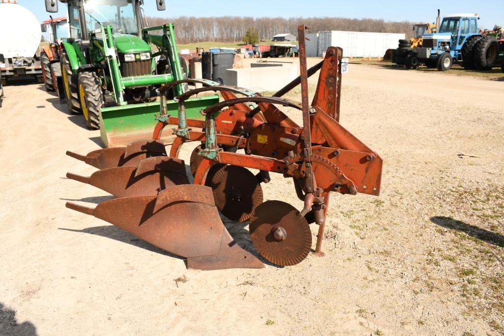 KVERNELAND 3 FURROW PLOW