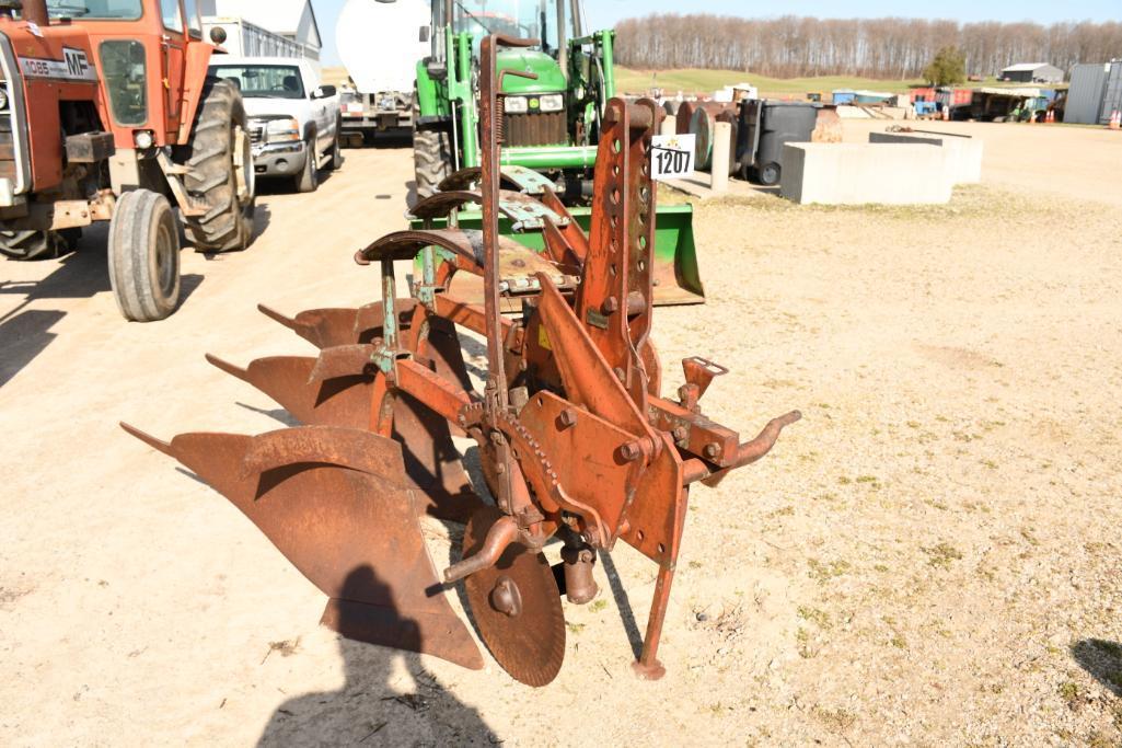 KVERNELAND 3 FURROW PLOW