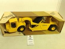 John Deere Dirt Scraper, Mint in the box, 1/16 scale