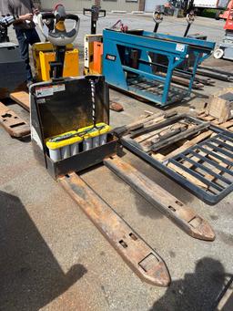 Crown 3000 Series Walk Behind Pallet Jack