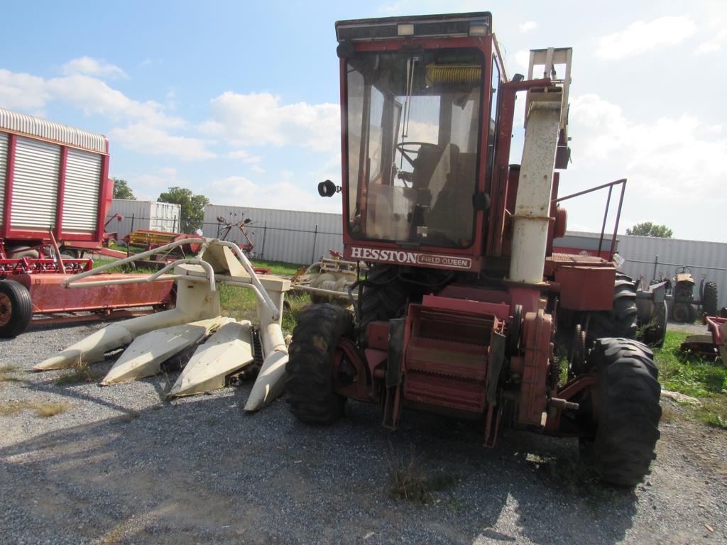 Hesston Field Queen 7600 Chopper w/ Red 4WD