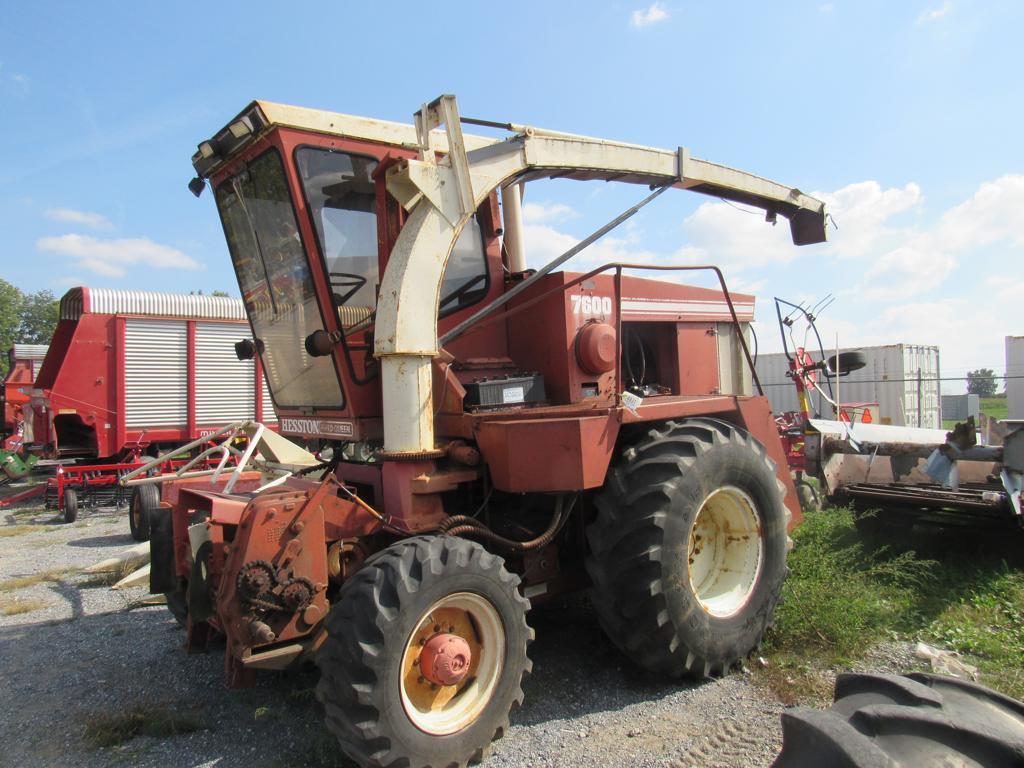 Hesston Field Queen 7600 Chopper w/ Red 4WD