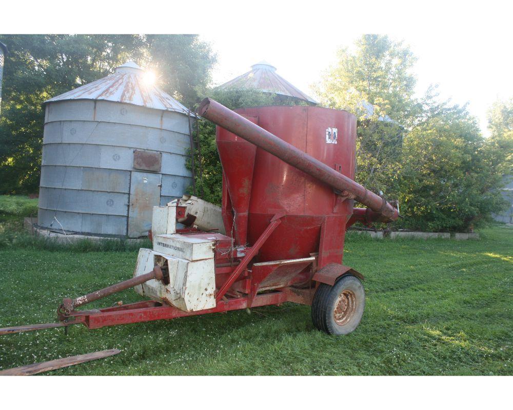 IH 1050 Grinder-Mixer