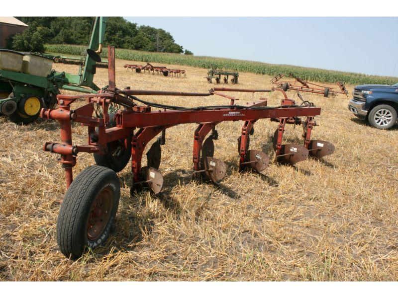 IH #700 5 Bottom Plow;