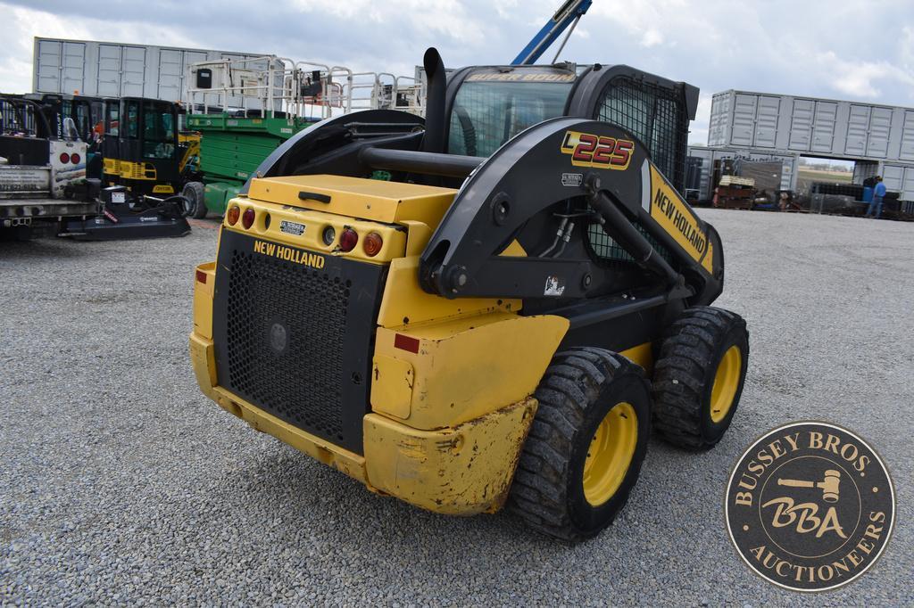 2014 NEW HOLLAND L225 26242