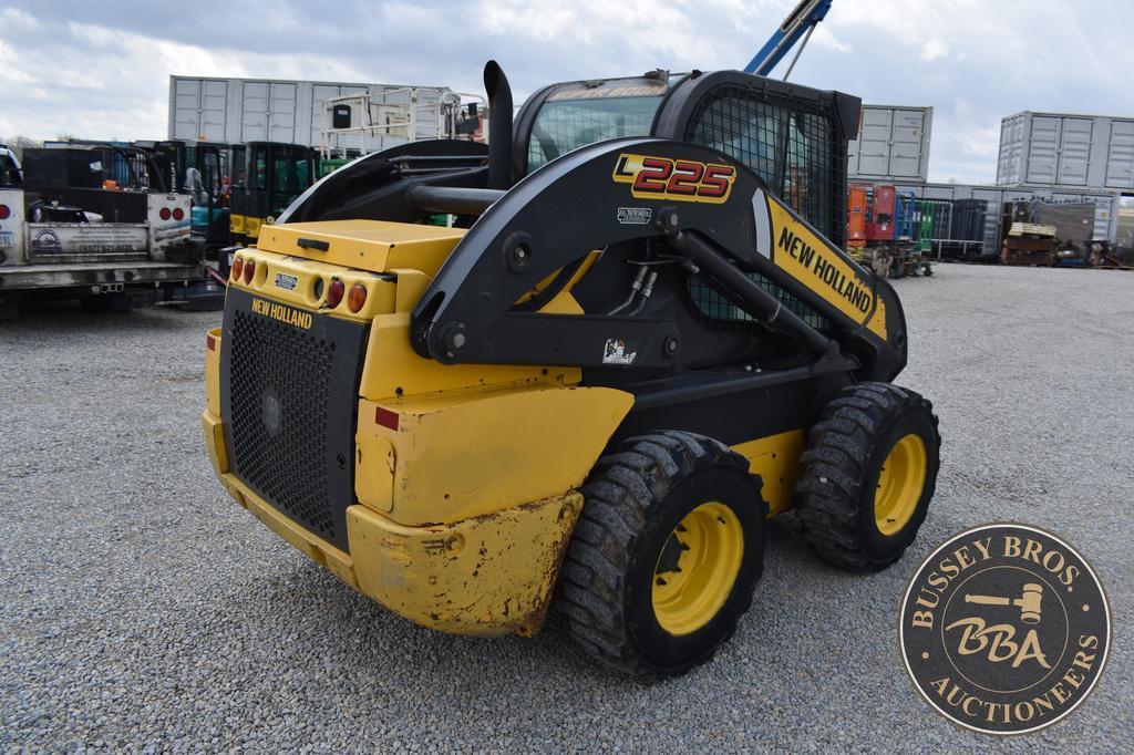 2014 NEW HOLLAND L225 26242