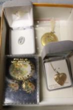 Quantity of Costume Jewelry to include Broaches & Necklaces