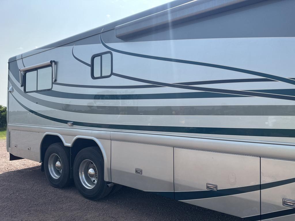 2004 Country Coach 42’ Intrigue Rv