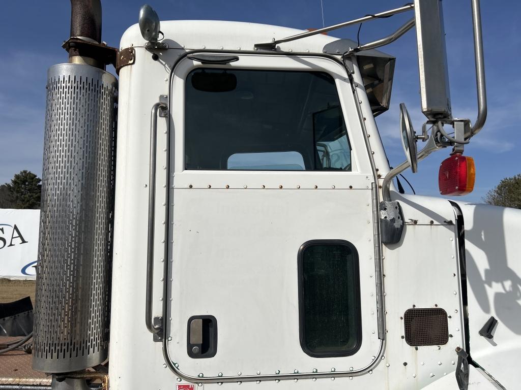 2005 Peterbilt 385 Day Cab Truck Tractor