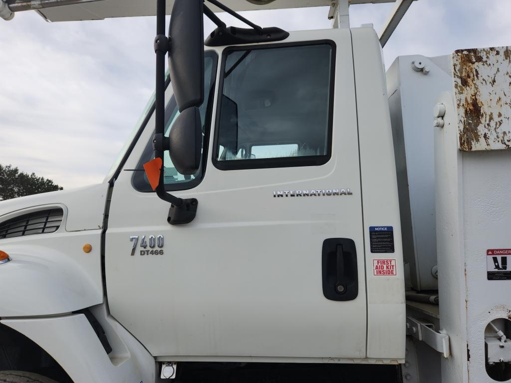 2006 International 7400 6x4 Bucket Truck