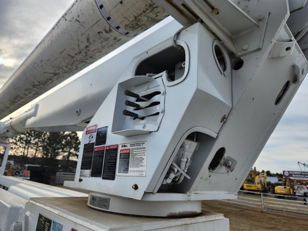 2006 International 7400 6x4 Bucket Truck