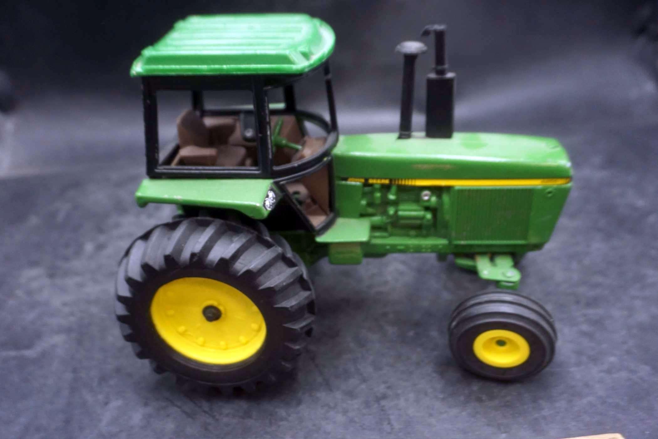 Ertl John Deere 8255 Tractor