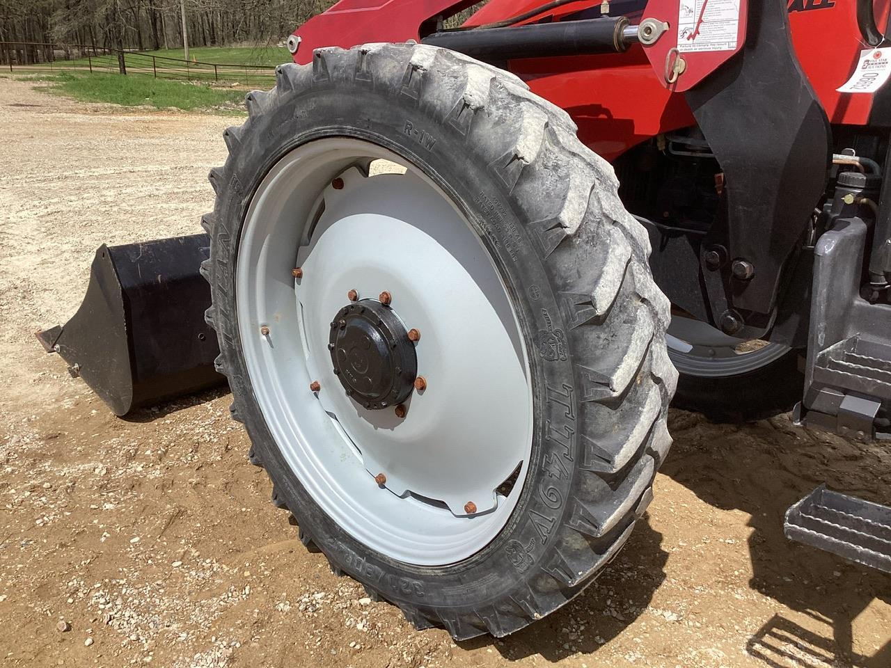 Case IH Farmall 95 Tractor w/Case IH L570 Loader